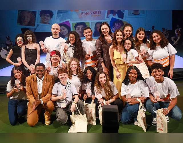 Vencedores do Prêmio Rio de Letras 2025, na categoria Poesia, ao lado da secretária Roberta Barreto de Oliveira