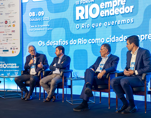 Ao microfone, Antonio Carlos Vilela, presidente do Conselho de Energia Elétrica da Firjan e 2º vice-presidente da Firjan CIRJ