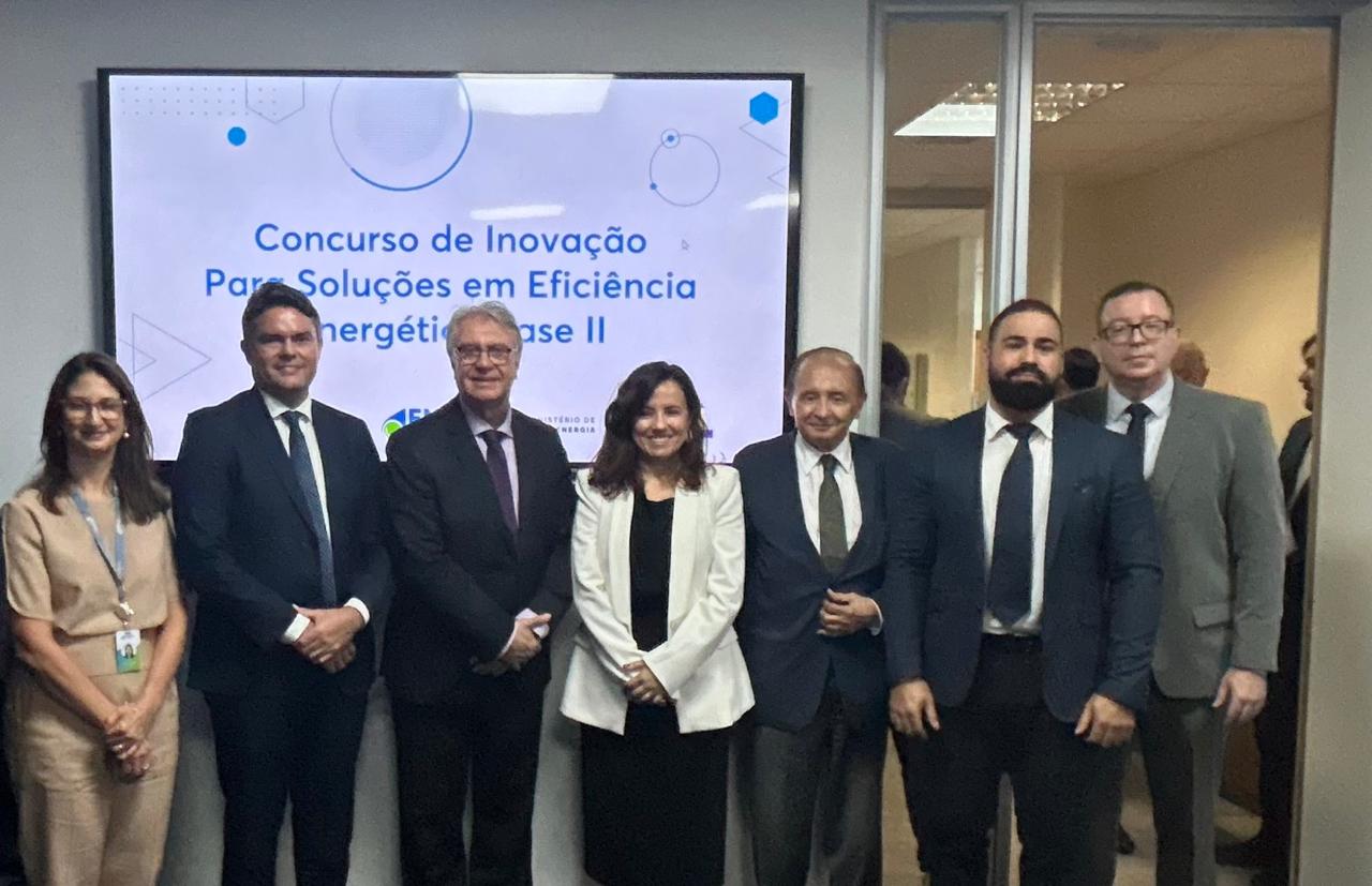 Equipes Firjan SENAI e ENBPar na  cerimônia de assinatura do convênio Lab Procel II