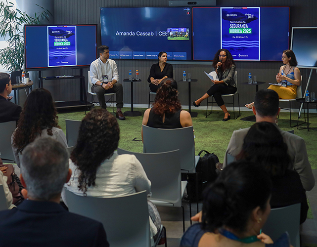 Claudia Guimarães, vice-presidente do Conselho ESG da Firjan (ao microfone), entre representantes do CEBDS e da Eletrobras na abertura do evento