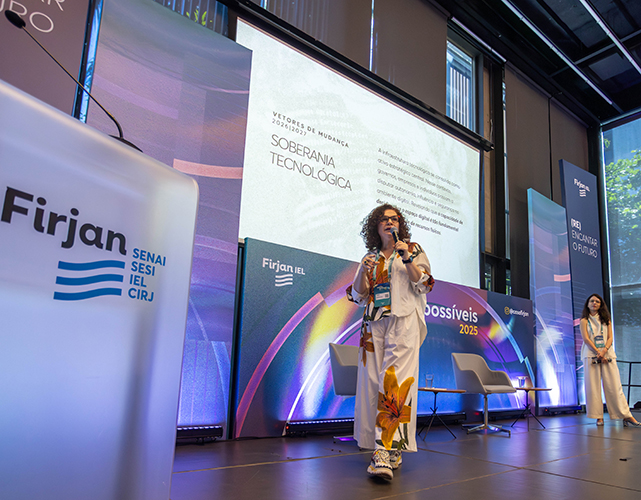 Carol Fernandes, coordenadora do Lab de Tendências Firjan IEL, durante a apresentação do estudo Macrotendências 2026–2027