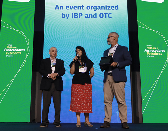 Raul Sanson e Karine Fragoso e Alexandre Gomes Alves em premiação Melhores Fornecedores Petrobras