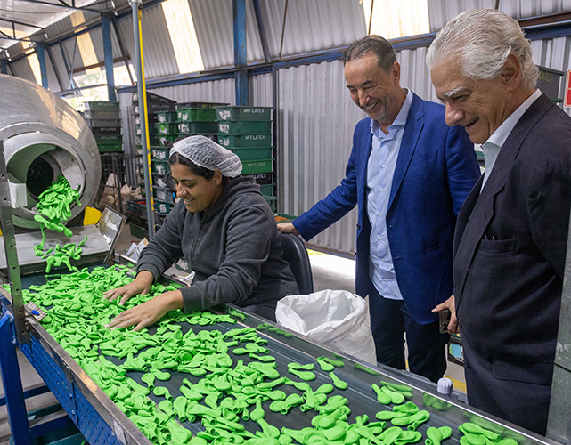 Renato Julião e Luiz Césio Caetano na linha de produção da Art-latex