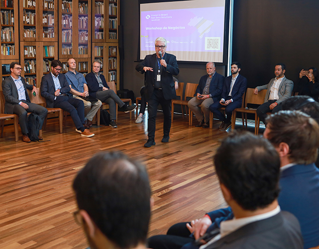 Ao microfone, Paulo Roberto Furio, gerente de Pesquisa e Desenvolvimento da Firjan SENAI SESI