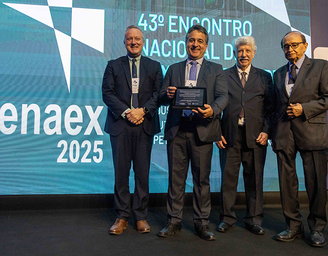 Ricardo Keiper (GE Aerospace), Ronaldo Feltrin (Receita Federal), José Augusto de Castro (AEB) e Márcio Fortes (Firjan)