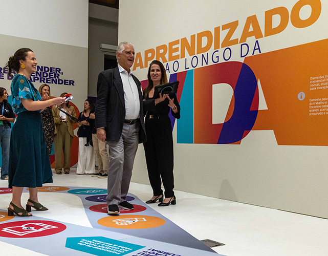 Entre Maria Isabel Oschery (Casa Firjan) e Carla Pinheiro (diretora Firjan), Caetano percorre os ambientes da mostra