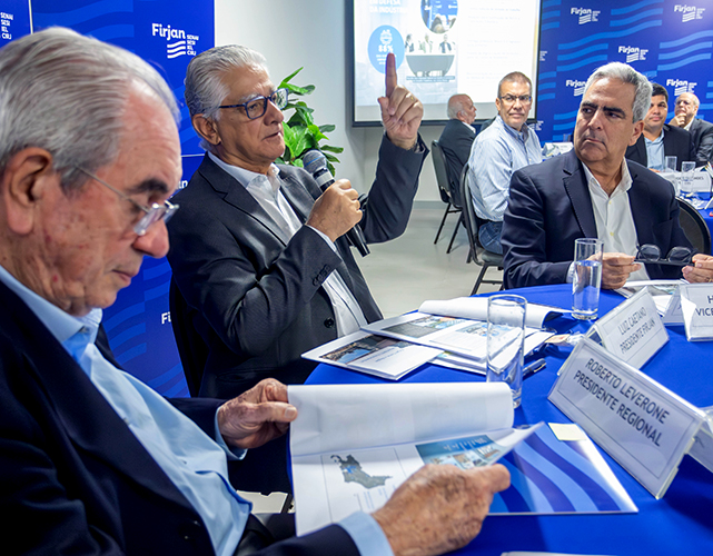 Luiz Césio Caetano entre Roberto Leverone e Henrique Osório, respectivamente, presidente e vice da Firjan Caxias e Região