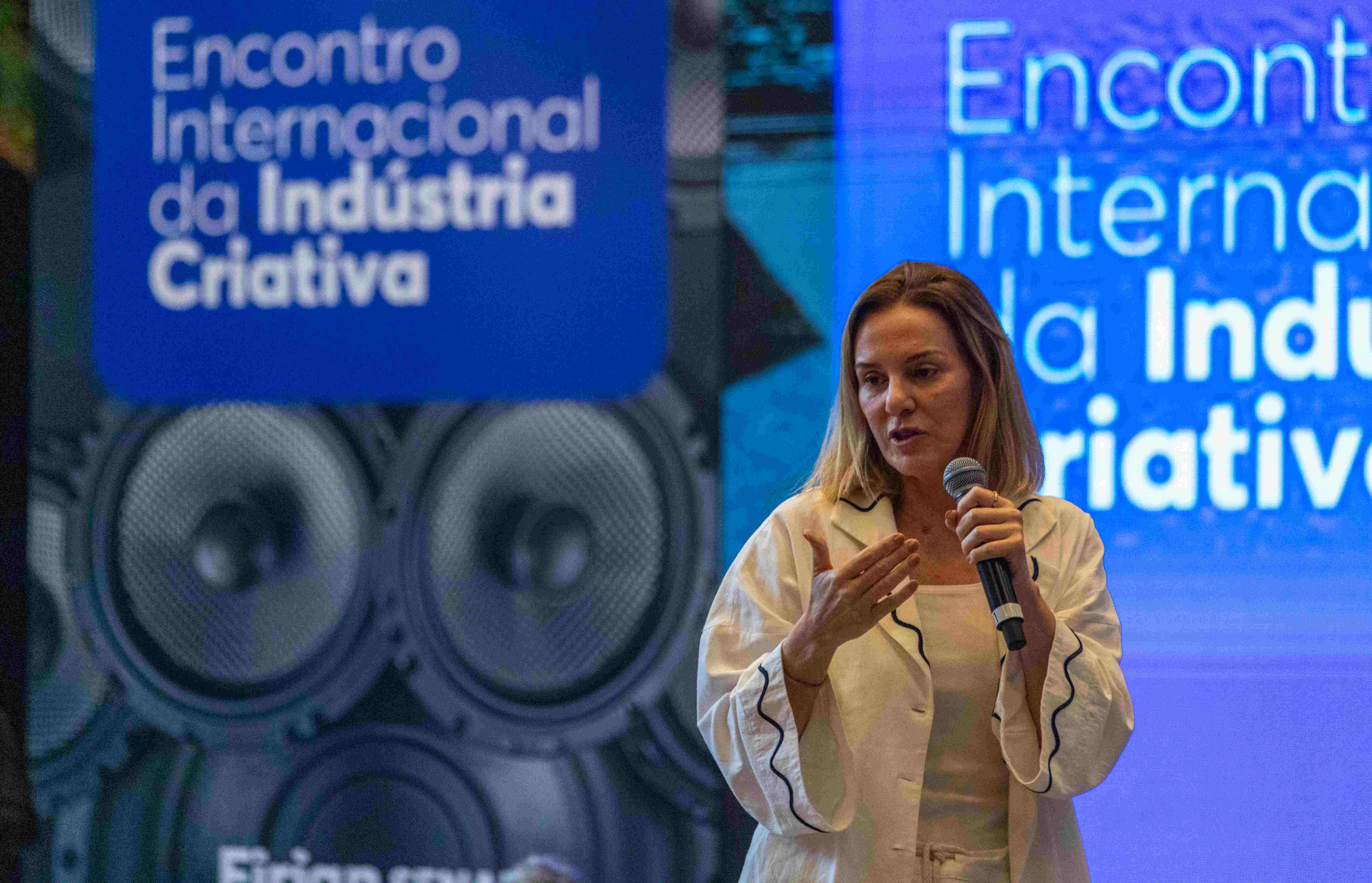 Cris Alves, gerente geral de Desenvolvimento e Inovação Empresarial na Firjan, abre o Encontro Internacional da Indústria Criativa
