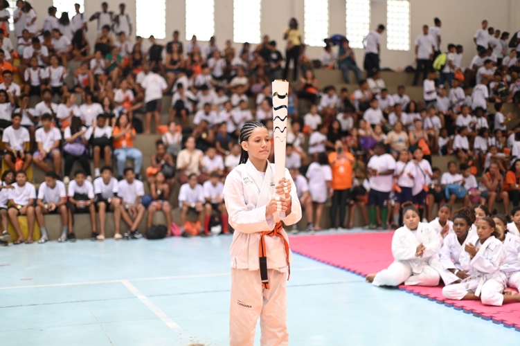 Tocha olímpica foi carregada por Mirella, aluna do Atletas do Futuro da Cidade de Deus