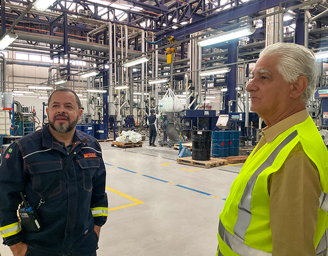 Luiz Césio Caetano e o diretor de Operações da Jotun Brasil durante visita.