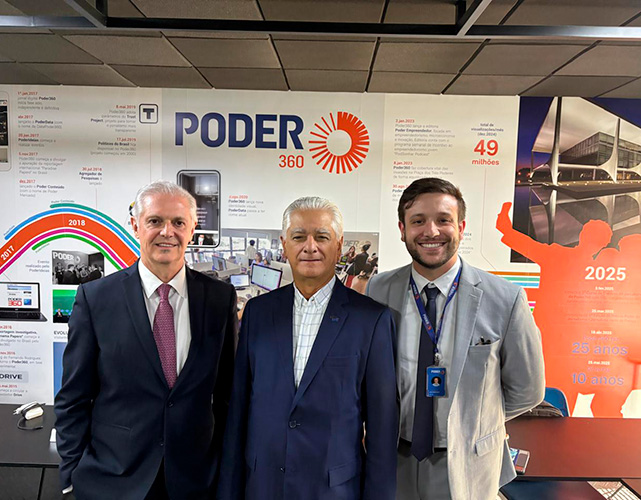 Luiz Césio Caetano ao lado do fundador e Diretor de Redação do Poder360, Fernando Rodrigues (esq), e do diretor João Gallucci Rodrigues (dir)