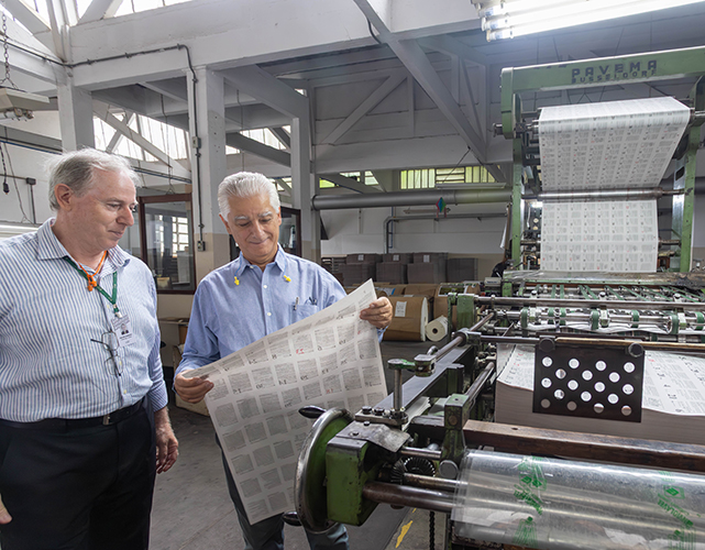 Valter Zanacoli, diretor da Vozes, apresentou todo o processo gráfico da editora ao presidente da Firjan, Luiz Césio Caetano