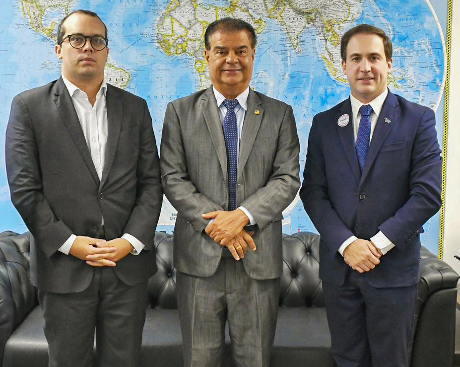 Rodrigo Santiago e o gerente da Firjan Internacional, Giorgio Rossi (D), se reuniram com o senador Nelsinho Trad