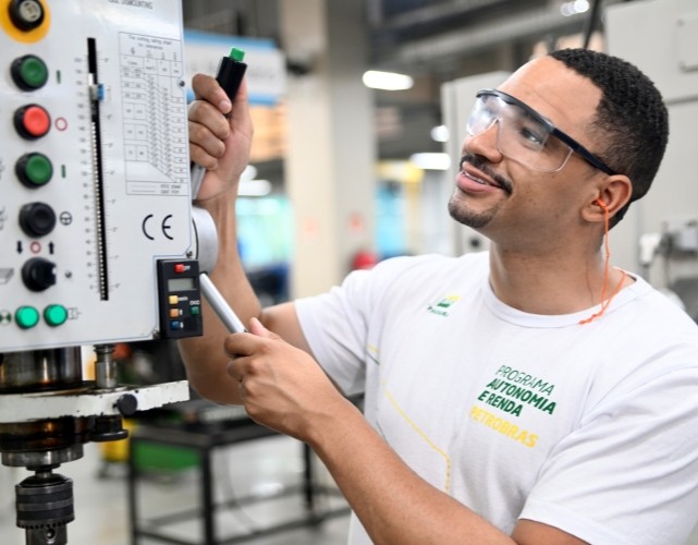 Ao todo, são 1.540 vagas gratuitas em cursos de qualificação profissional em seis estados do país