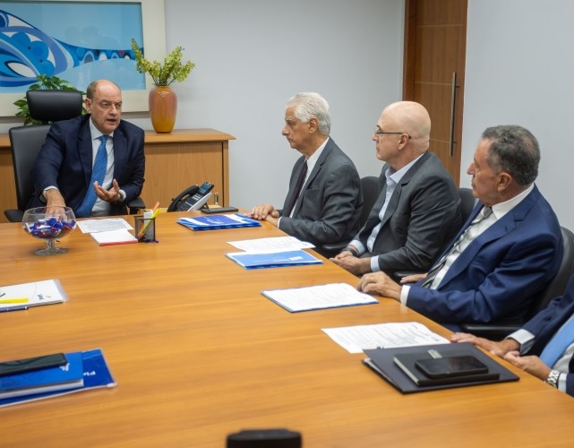O governador em exercício recebendo os presidentes da Firjan, da ACRJ e da Fecomércio RJ.