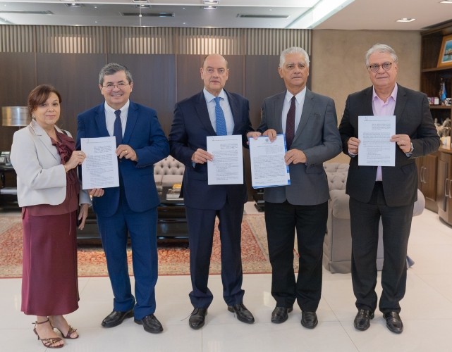 Daniela Brandão, Vitor Marcelo Rodrigues e Ricardo Couto de Castro com Luiz Césio Caetano e Alexandre Reis.