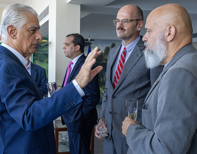 Luiz Césio Caetano, presidente da Firjan; Eric Tallon, cônsul-geral da França no Rio; e Ulisses Martins, diretor geral da TotalEnergies Gas & Eletricidade Brasil.