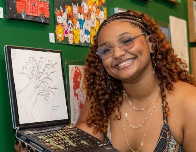 Kyara Dantas, ex-aluna da Escola Firjan SESI Tijuca, é uma das artistas expositoras.