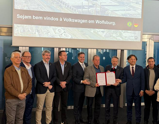 Convênio, que prevê parcerias em projetos de educação profissional com foco em pesquisa em desenvolvimento, foi assinado na sede global da montadora