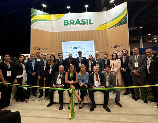 Comitiva de empresários e representantes de instituições brasileiros participa da abertura do Pavilhão Brasil no primeiro dia da OTC Houston 2026