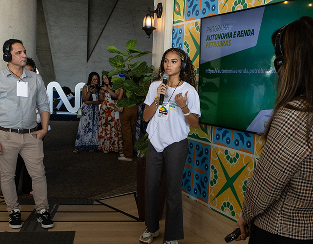 Ao microfone, a estudante Bárbara Policarpo