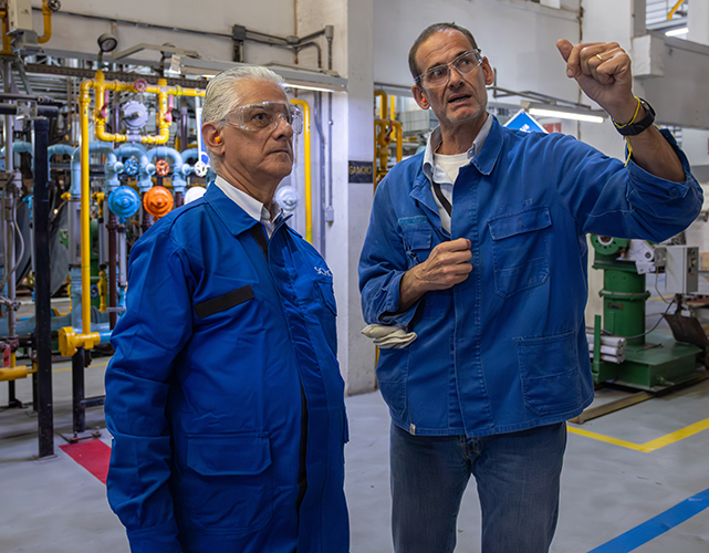 Luiz Césio Caetano e Jörg Wagner, diretor-técnico da SCHOTT Brasil