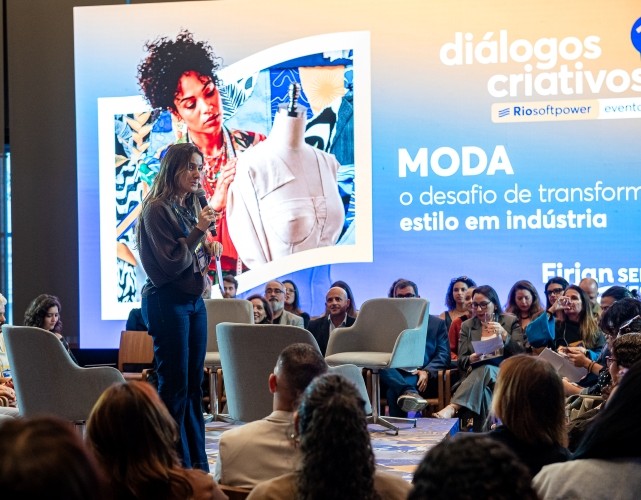 Julia Zardo, consultora de Ambientes de Inovação da Firjan, na abertura do evento.