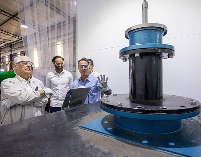 Luiz Césio Caetano percorreu a linha de produção e conheceu o processo fabricação dos equipamentos