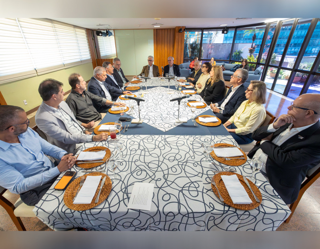 Presidente da Firjan, Luiz Cesio Caetano, é prestigiado por representantes dos Conselhos Regionais durante encontro para alinhar estratégias e fortalecer a aproximação com as indústrias fluminenses.