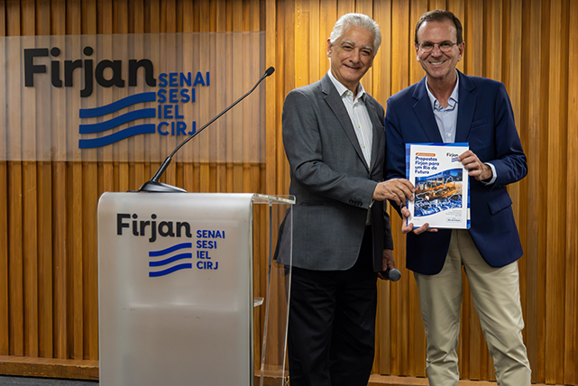 Luiz Cesio Caetano durante entrega de estudo para Eduardo Paes.