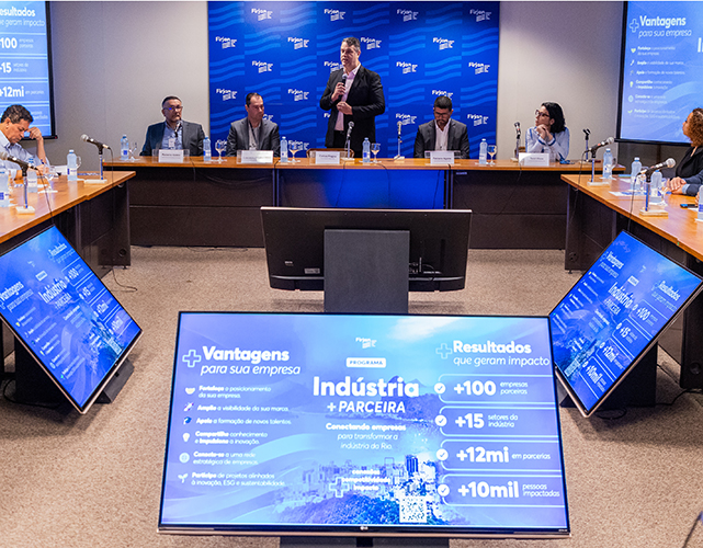 Ao microfone, Carlos Magno Lucas, diretor de Operações e Negócios da Firjan