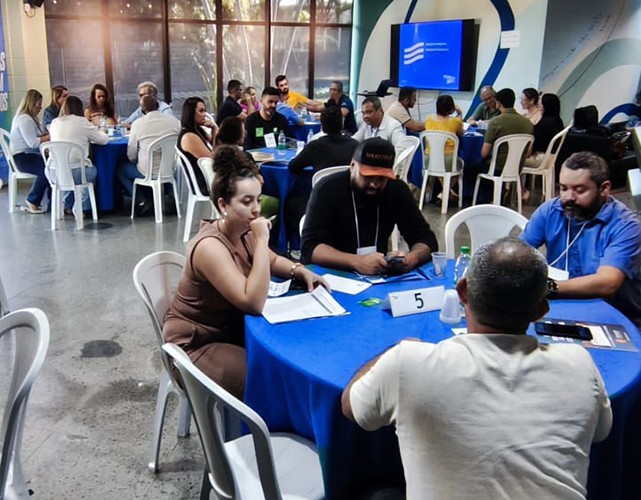 Realizado no Teatro Firjan SESI Itaperuna, evento reuniu representantes de 27 empresas de diferentes segmentos