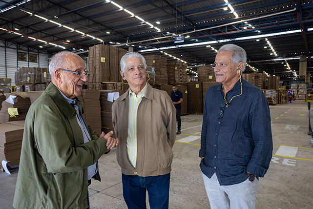 Heitor Villela (Paraibuna), Luiz Cesio Caetano (Firjan) e Waldir dos Santos (vice-presidente Centro-Sul) em visita ao pátio fabril